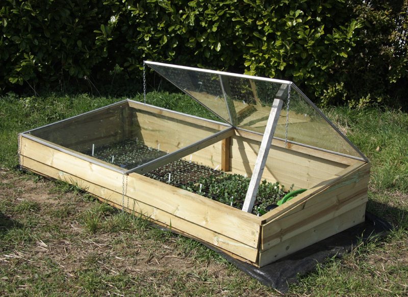 Самодельный парник из дерева и стекла