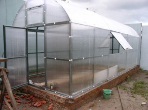 установка теплицы из поликарбоната